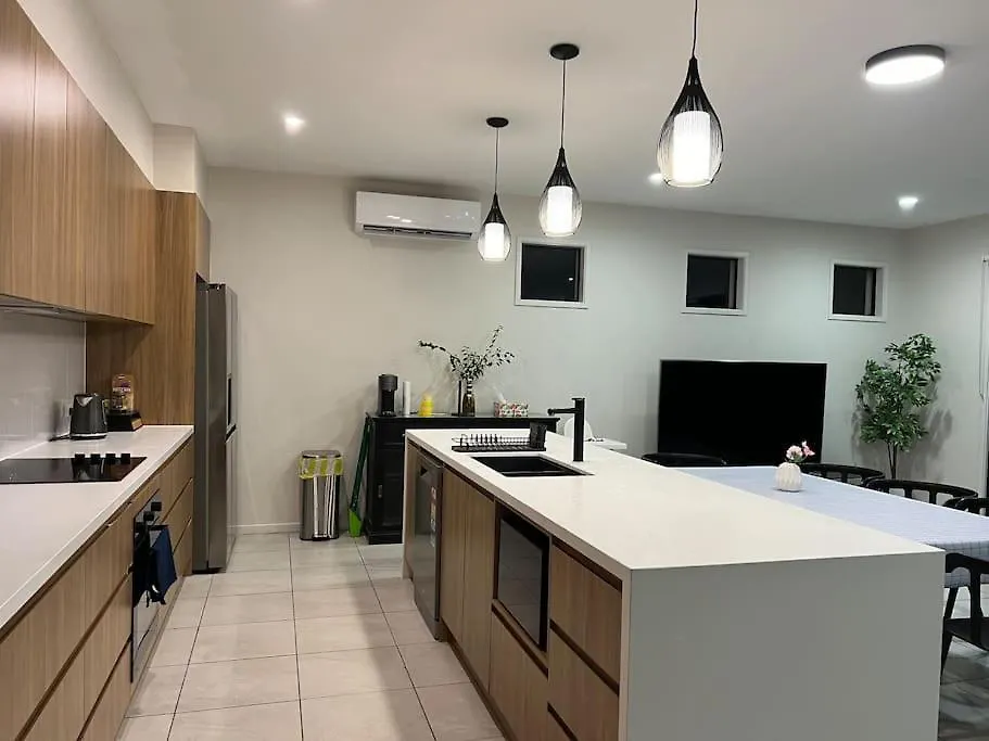 Home Away From Home & Resort Facility Rochedale