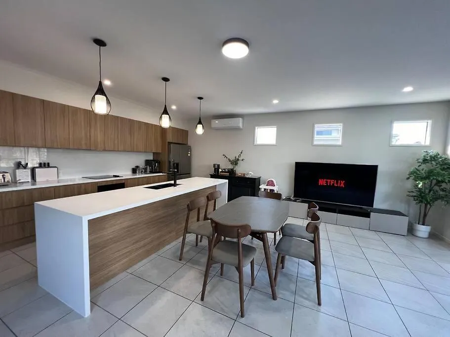 Home Away From Home & Resort Facility Rochedale